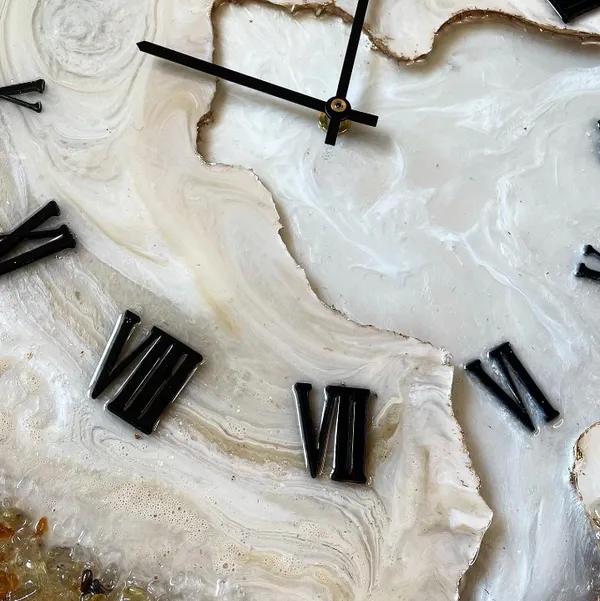 Brown_Pearl_Wood_&_Resin_Premium_Clock_Luxury_Crystal_Abstract_Epoxy_Wall_Clock_For_Home_Decor