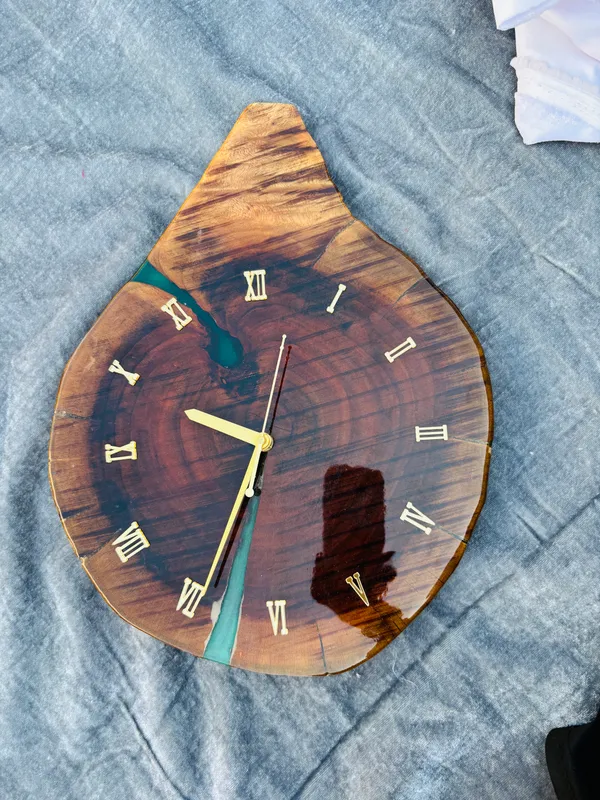 Live_Edge_Resin_Wall_Clock_For_Home_Decor