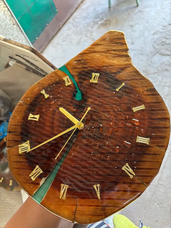 Live_Edge_Resin_Wall_Clock_For_Home_Decor