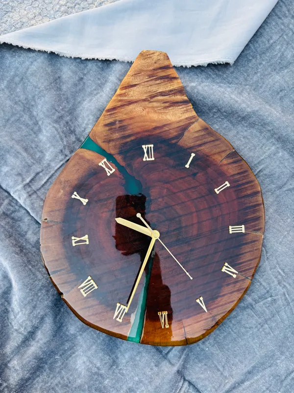 Live_Edge_Resin_Wall_Clock_For_Home_Decor
