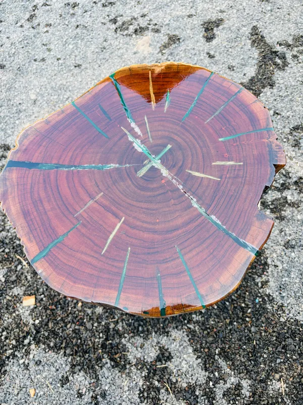 Natural_Epoxy_Live_Edge_Bar_Stool_With_Black_Legs_For_Decorration
