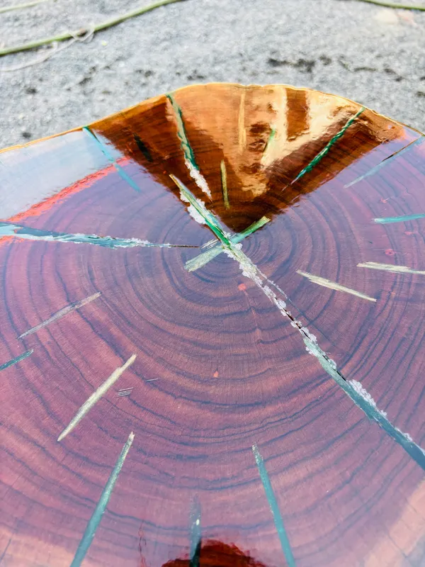 Natural_Epoxy_Live_Edge_Bar_Stool_With_Black_Legs_For_Decorration