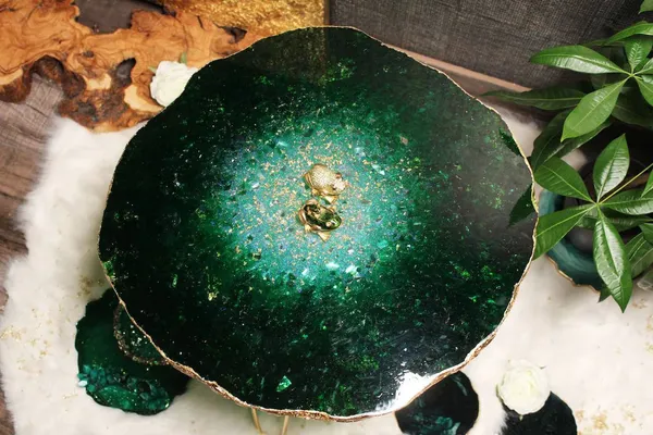 Side_Table_Resin_Epoxy_Green_Emerald_Table_With_Attachable_Golden_Leg