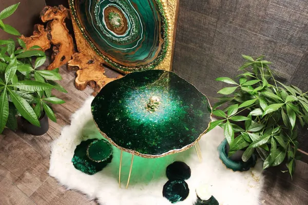 Side_Table_Resin_Epoxy_Green_Emerald_Table_With_Attachable_Golden_Leg