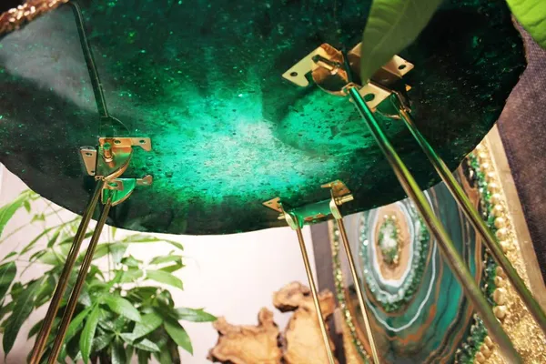 Side_Table_Resin_Epoxy_Green_Emerald_Table_With_Attachable_Golden_Leg