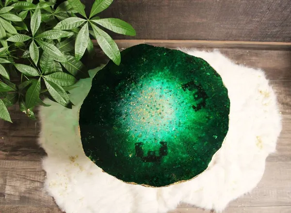 Side_Table_Resin_Epoxy_Green_Emerald_Table_With_Attachable_Golden_Leg