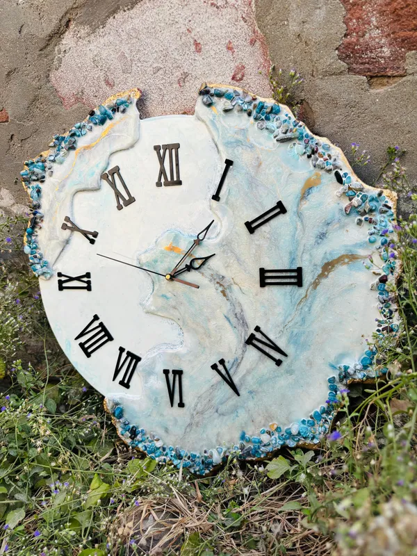 Multicolor_Wood_&_Resin_Handmade_Epoxy_Wall_Clock_With_Blue_Coated_Glittered_Crystals_And_Small_Pieces_Of_Glass_High_Quality_Glorious_Piece