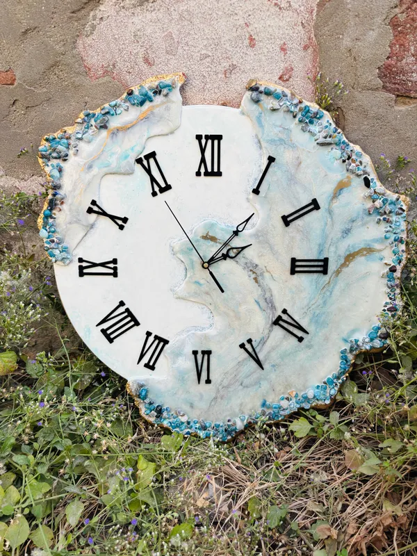 Multicolor_Wood_&_Resin_Handmade_Epoxy_Wall_Clock_With_Blue_Coated_Glittered_Crystals_And_Small_Pieces_Of_Glass_High_Quality_Glorious_Piece