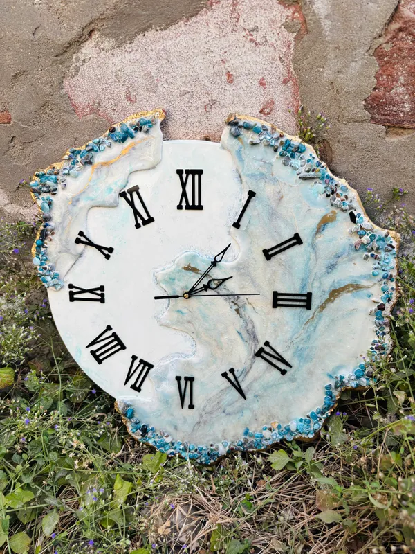 Multicolor_Wood_&_Resin_Handmade_Epoxy_Wall_Clock_With_Blue_Coated_Glittered_Crystals_And_Small_Pieces_Of_Glass_High_Quality_Glorious_Piece