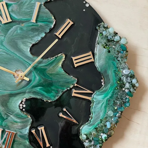 Multicolor_Wood_&_Resin_Clock_Handmade_Epoxy_Wall_Clock_With_Green_&_Black_Coated_Glittered_Crystals_And_Small_Pieces_Of_Glass_High_Quality_Glorious_Piece