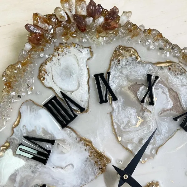 Multicolor_Wood_&_Resin_Handmade_Wall_Clock_With_Golden_Coated_Glittered_Crystals_And_Small_Pieces_Of_Glass_High_Quality_Glorious_Piece