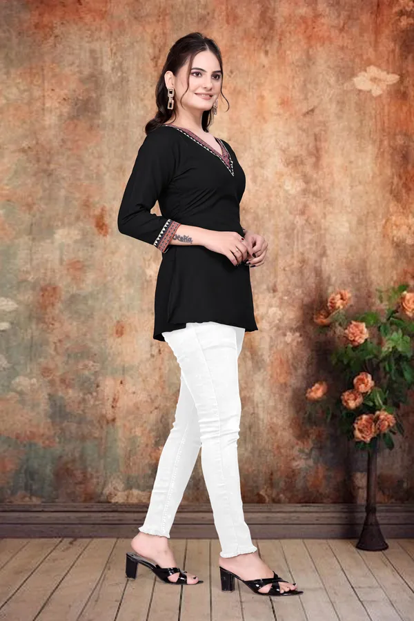 Black_V-Neck_Printed_Top_for_Women