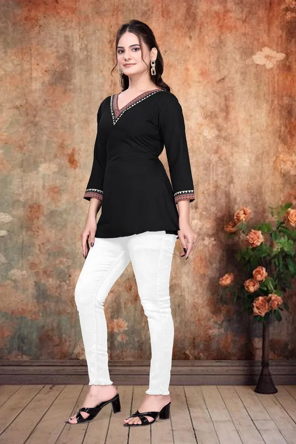 Black_V-Neck_Printed_Top_for_Women