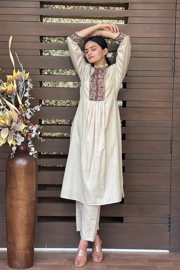 Woman_White_Kurta_With_Pant_And_Dupatta