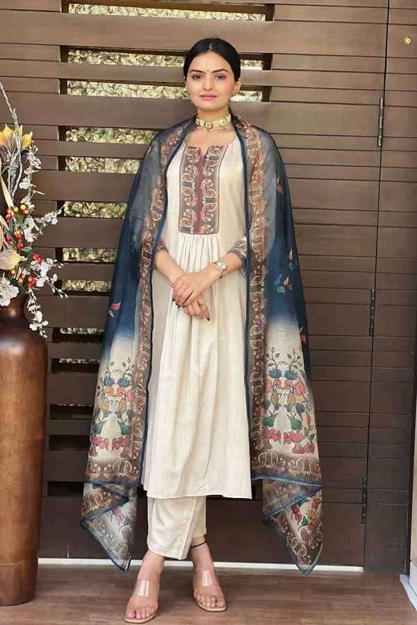 Woman_White_Kurta_With_Pant_And_Dupatta