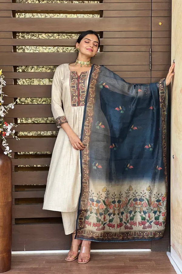 Woman_White_Kurta_With_Pant_And_Dupatta