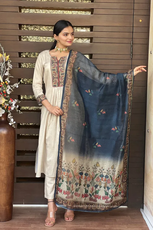 Woman_White_Kurta_With_Pant_And_Dupatta