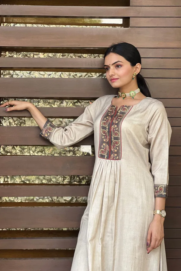 Woman_White_Kurta_With_Pant_And_Dupatta