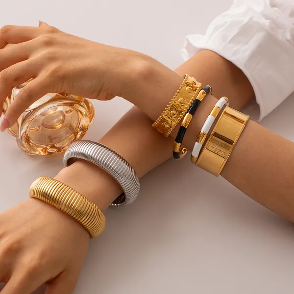 Golden_Pvd_Plated_Stainless_Steel_Bangle_For_Women