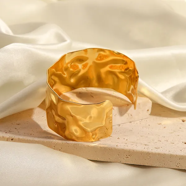 Golden_Pvd_Plated_Stainless_Steel_Bangle_For_Women