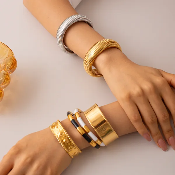 Golden_Pvd_Plated_Stainless_Steel_Bangle_For_Women