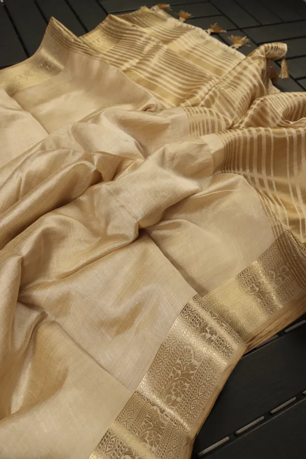 Plain_Tussar_Silk_Saree_with_Zari_Woven_Border_&_Running_Blouse_Piece