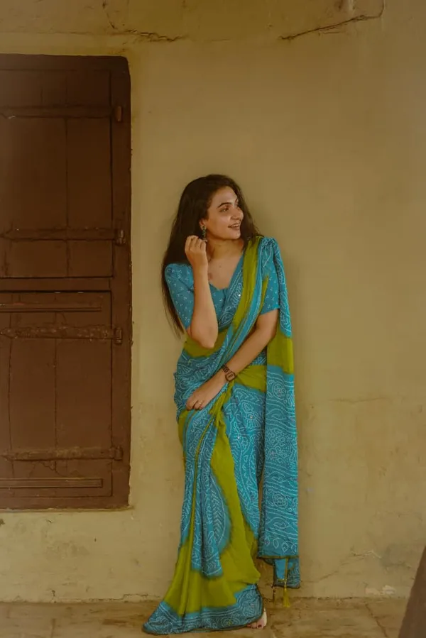 Pure_Moss_Bandhani_Print_Saree_with_Super_Mirror_Work_&_Contrast_Piping_|_Heritage_&_Royal_Look_Saree_with_Running_Blouse