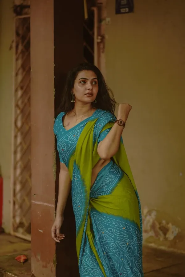 Pure_Moss_Bandhani_Print_Saree_with_Super_Mirror_Work_&_Contrast_Piping_|_Heritage_&_Royal_Look_Saree_with_Running_Blouse