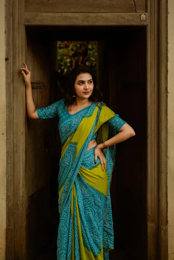 Pure_Moss_Bandhani_Print_Saree_with_Super_Mirror_Work_&_Contrast_Piping_|_Heritage_&_Royal_Look_Saree_with_Running_Blouse