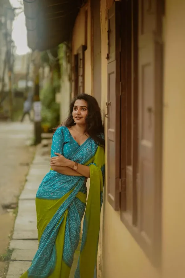 Pure_Moss_Bandhani_Print_Saree_with_Super_Mirror_Work_&_Contrast_Piping_|_Heritage_&_Royal_Look_Saree_with_Running_Blouse