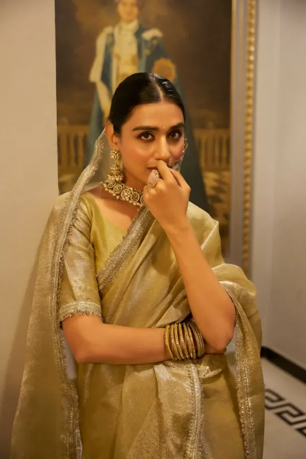 Royal_Tissue_Shimmer_Zari_Weave_Saree_with_Unstitched_Blouse_–_Gold_Elegance