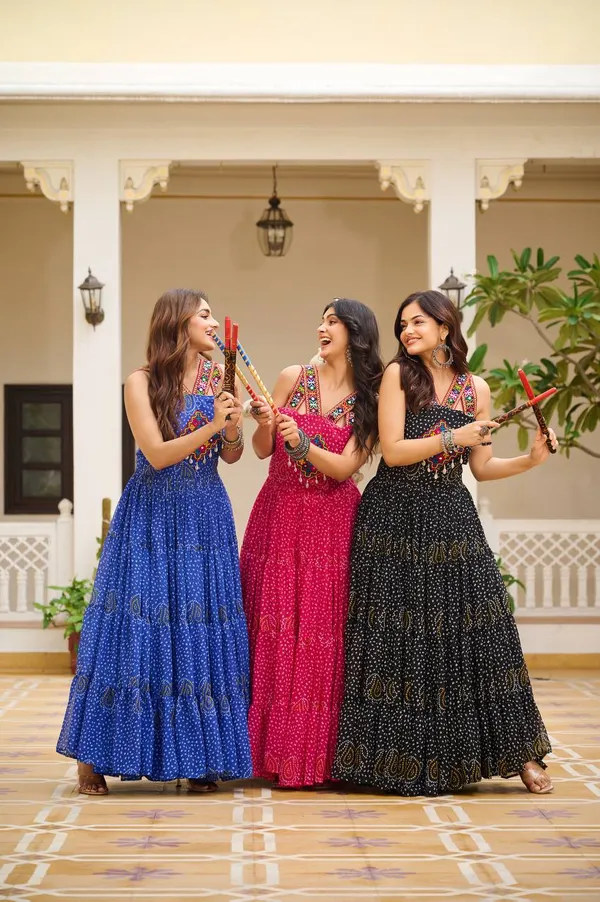 Navratri_Special_Bandhani_Georgette_Gown_with_Real_Mirror_Gamathi_Work