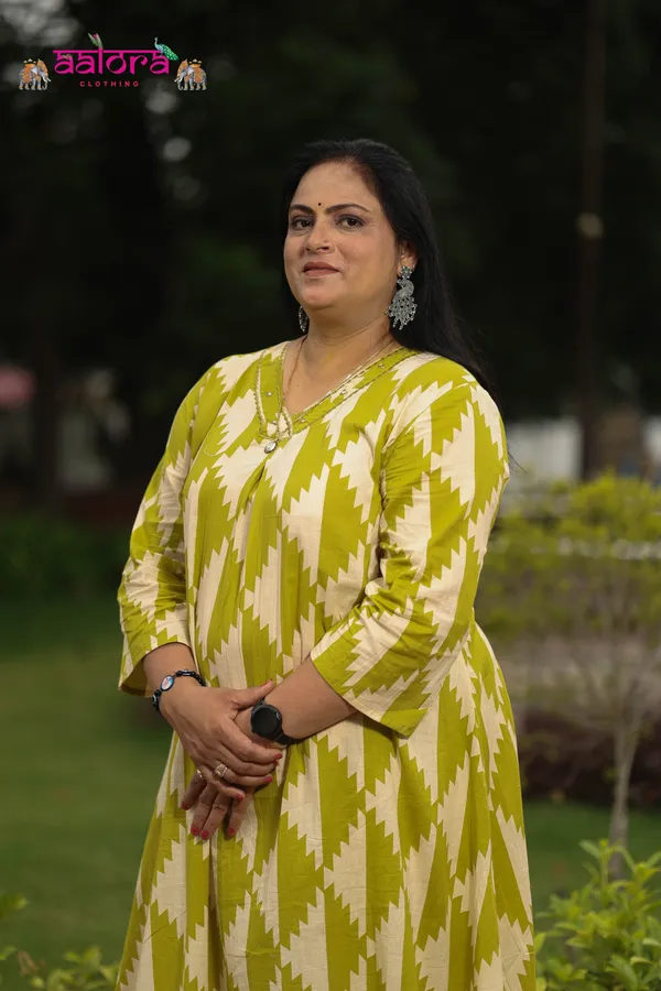 Cream_&_Light_Green_Cambric_Cotton_Printed_Plus_Size_Kurti_Set_For_Women