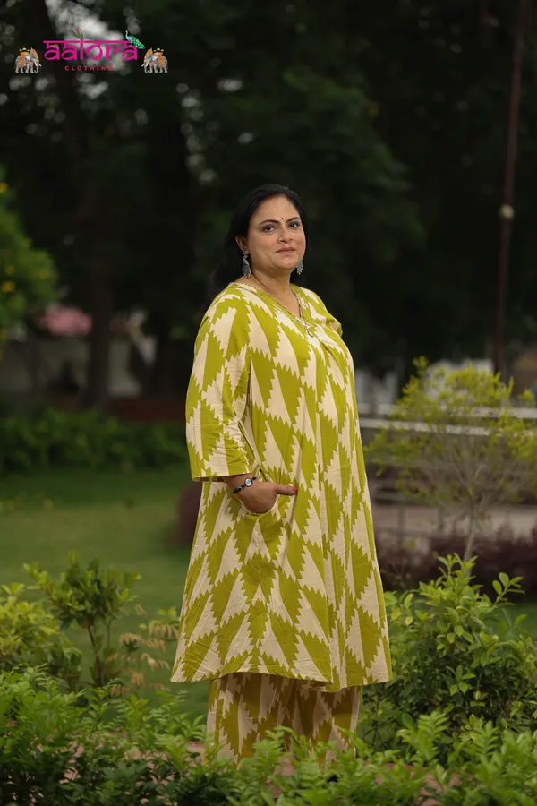 Cream_&_Light_Green_Cambric_Cotton_Printed_Plus_Size_Kurti_Set_For_Women