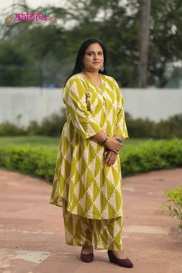 Cream_&_Light_Green_Cambric_Cotton_Printed_Plus_Size_Kurti_Set_For_Women