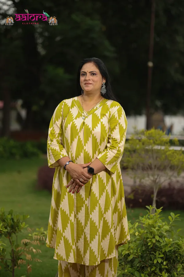 Cream_&_Light_Green_Cambric_Cotton_Printed_Plus_Size_Kurti_Set_For_Women