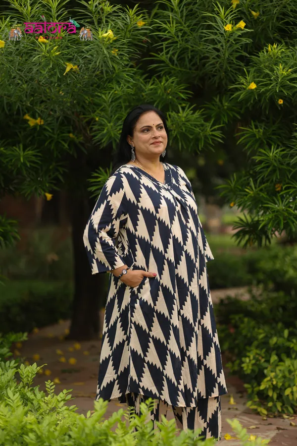 Cream_&_Blue_Cameric_Cotton_Printed_Plus_Size_Kurti_Set_For_Women