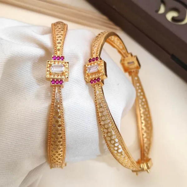 Gold_Versatile_High_Gold-Plated_Diamond-Studded_Bangles_For_women