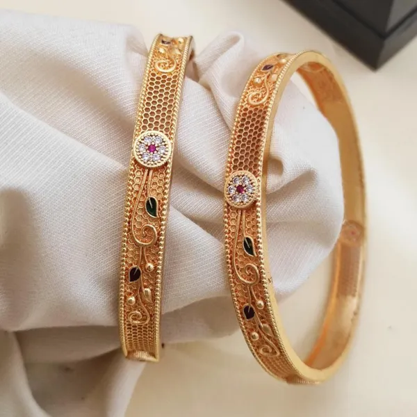 Gold_Versatile_High_Gold-Plated_Diamond-Studded_Bangles_For_women