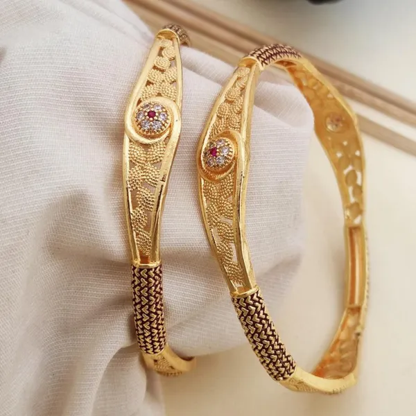 Gold_Versatile_High_Gold-Plated_Diamond-Studded_Bangles_For_women