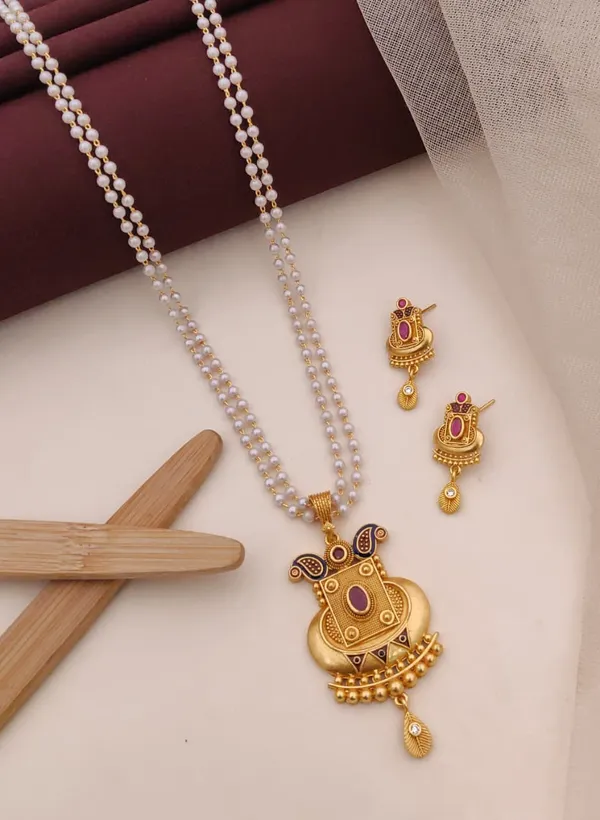Pearl_Mala_Necklace_Set_with_Kundan-Style_Pendant_&_Earrings