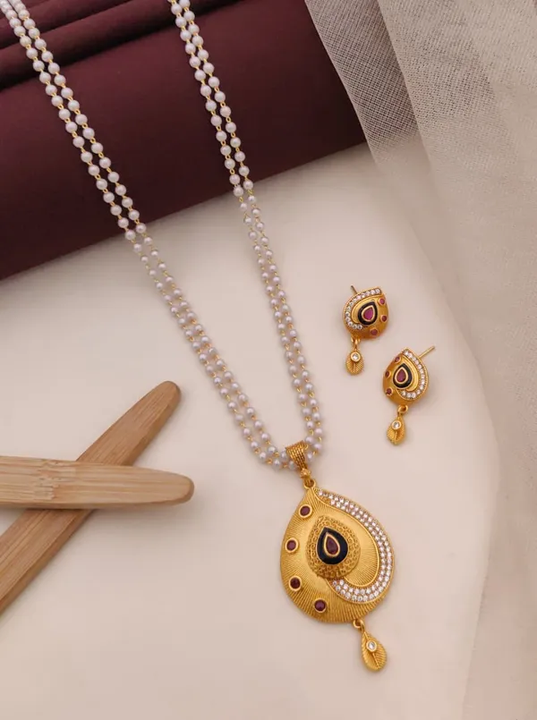 Pearl_Mala_Necklace_Set_with_Kundan-Style_Pendant_&_Earrings