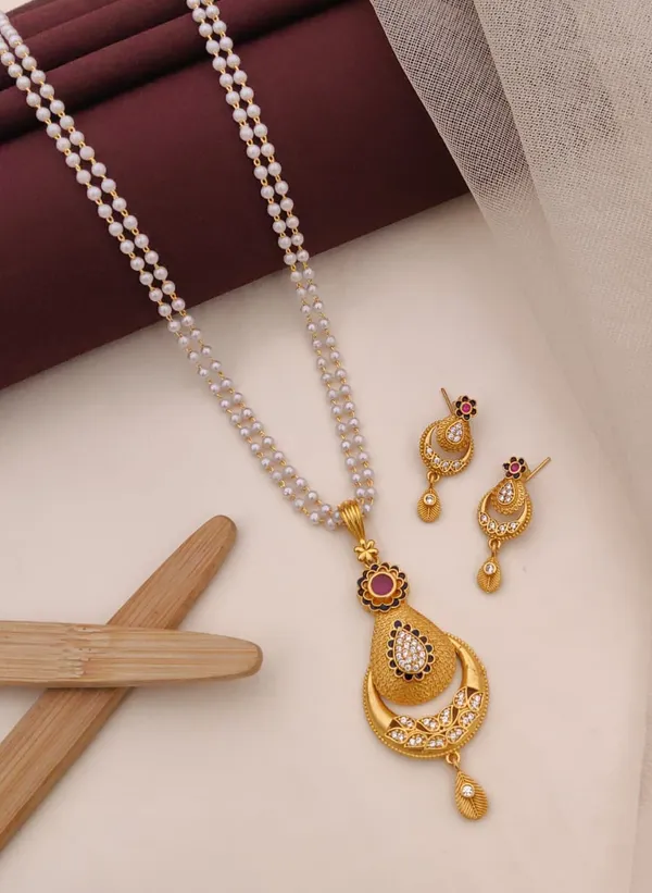 Pearl_Mala_Necklace_Set_with_Kundan-Style_Pendant_&_Earrings