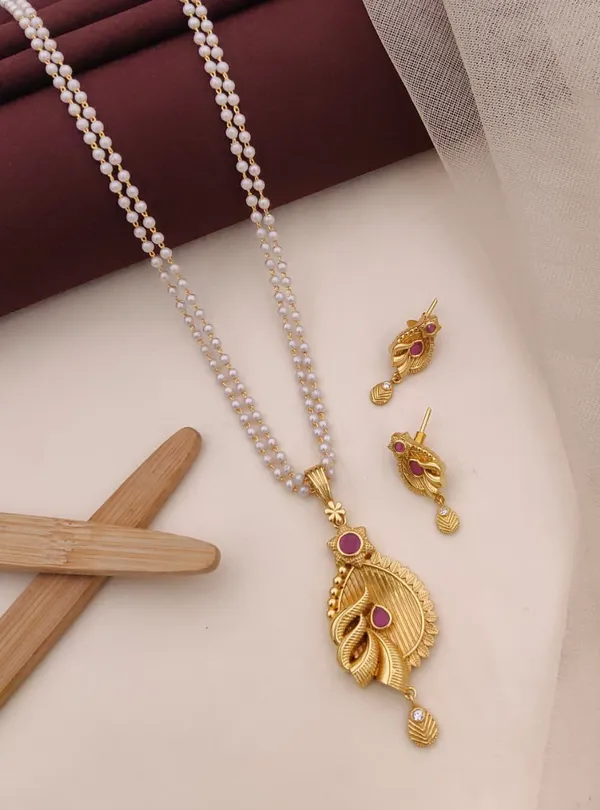 Pearl_Mala_Necklace_Set_with_Kundan-Style_Pendant_&_Earrings