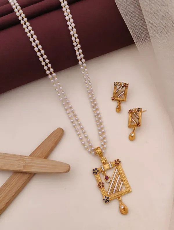 Pearl_Mala_Necklace_Set_with_Kundan-Style_Pendant_&_Earrings