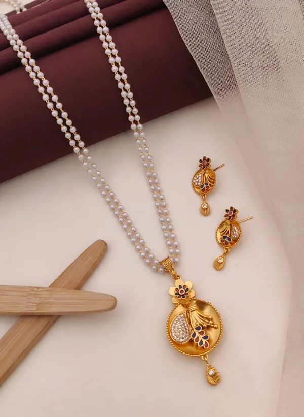 Pearl_Mala_Necklace_Set_with_Kundan-Style_Pendant_&_Earrings