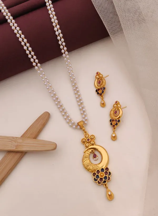 Pearl_Mala_Necklace_Set_with_Kundan-Style_Pendant_&_Earrings