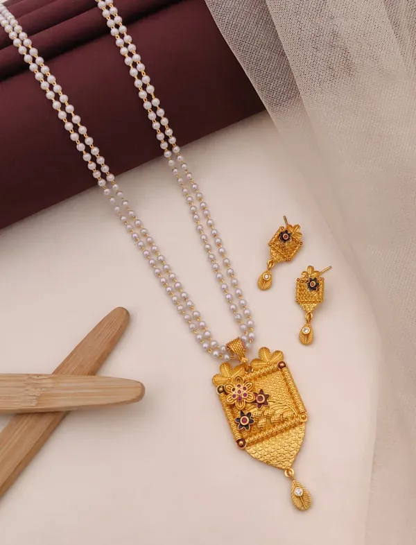 Pearl_Mala_Necklace_Set_with_Kundan-Style_Pendant_&_Earrings
