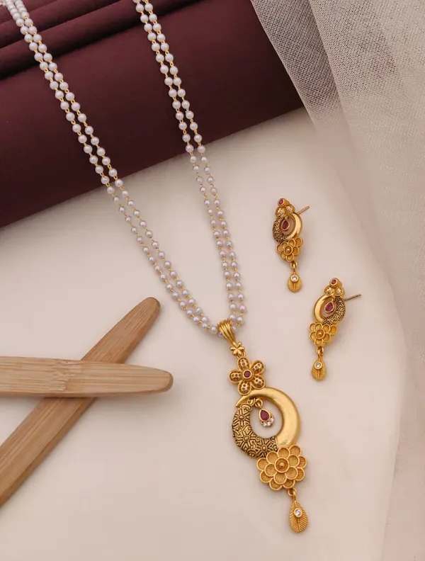 Pearl_Mala_Necklace_Set_with_Kundan-Style_Pendant_&_Earrings
