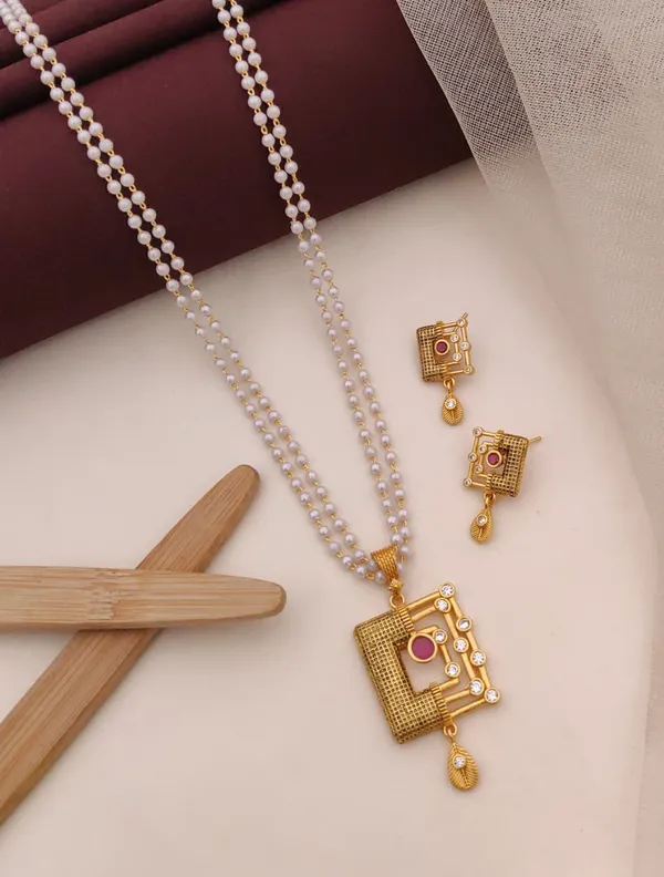 Pearl_Mala_Necklace_Set_with_Kundan-Style_Pendant_&_Earrings